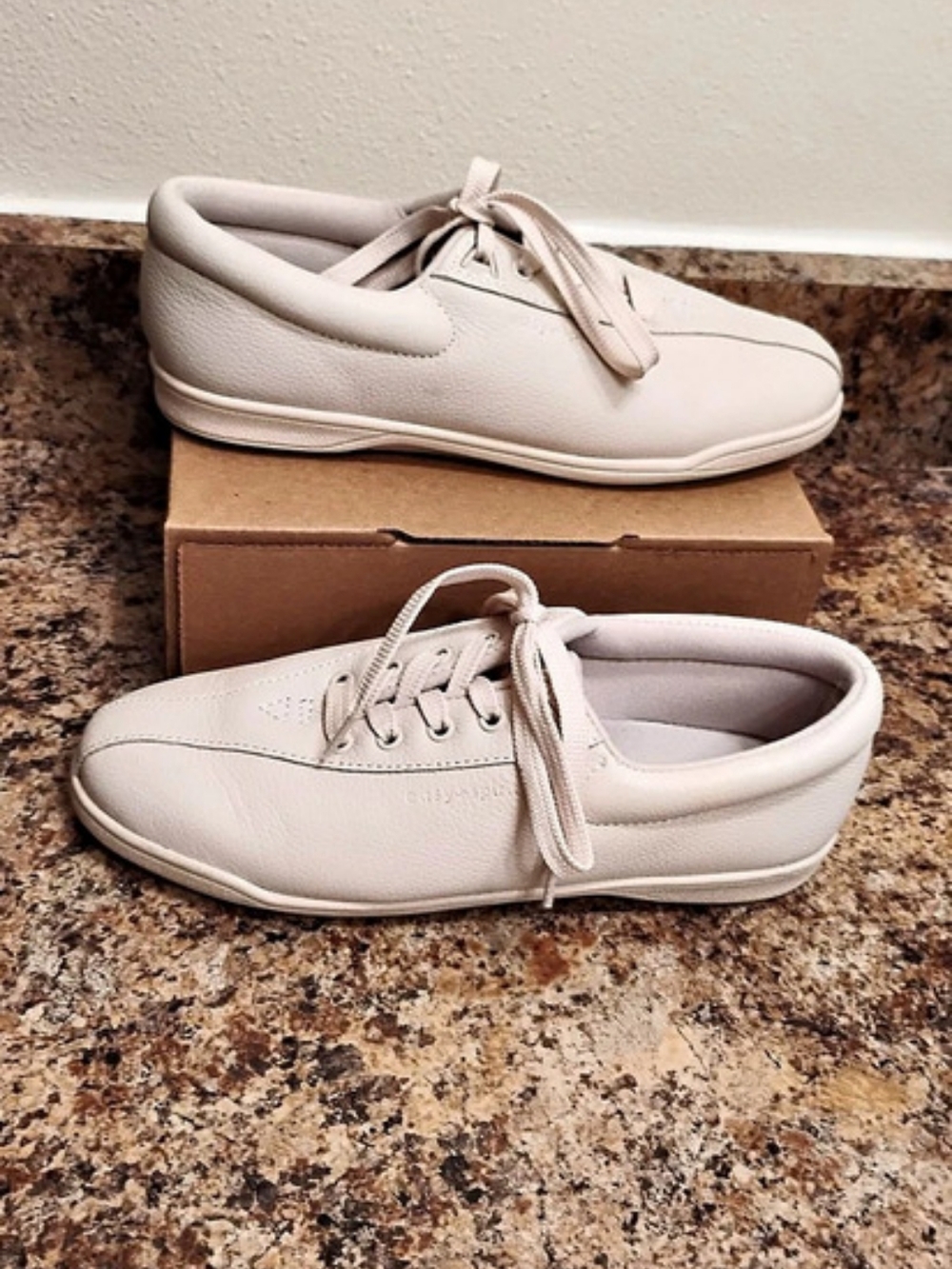 Easy Spirit AP1 Leather Walking Shoes White Leather Sneakers Size. 8N